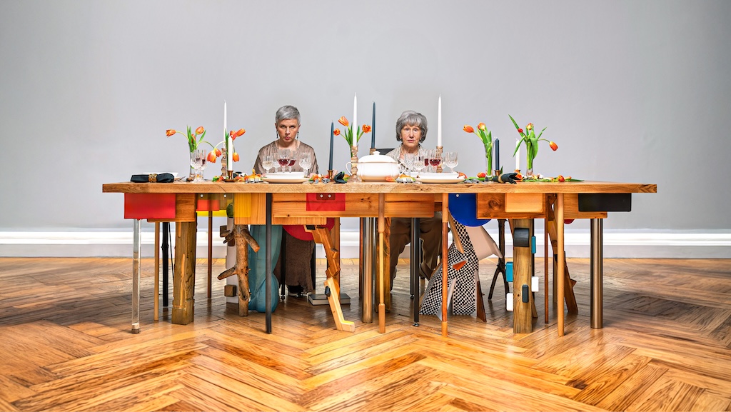 el colectivo capitalism crea the uncomfortable una mesa que democratiza la incomodidad de las cenas navidenas 25gramos 4