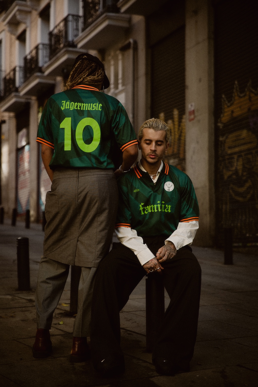jagermeister celebra sus diez anos apoyando a la musica con una nueva colaboracion junto a latigo 25gramos 1