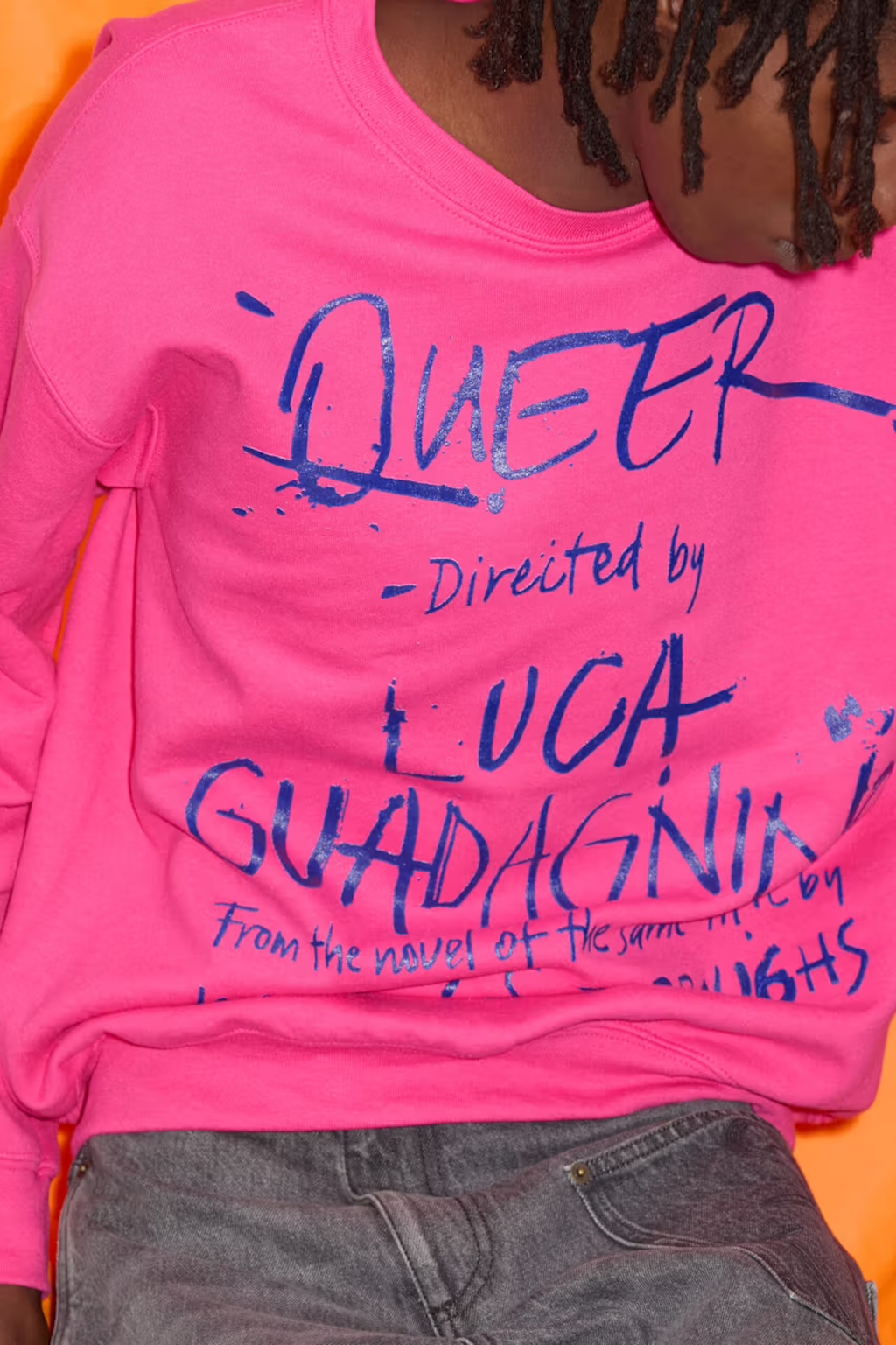 jw anderson ha disenado el merchandising de queer la ultima pelicula de luca guadagnino 25gramos 3