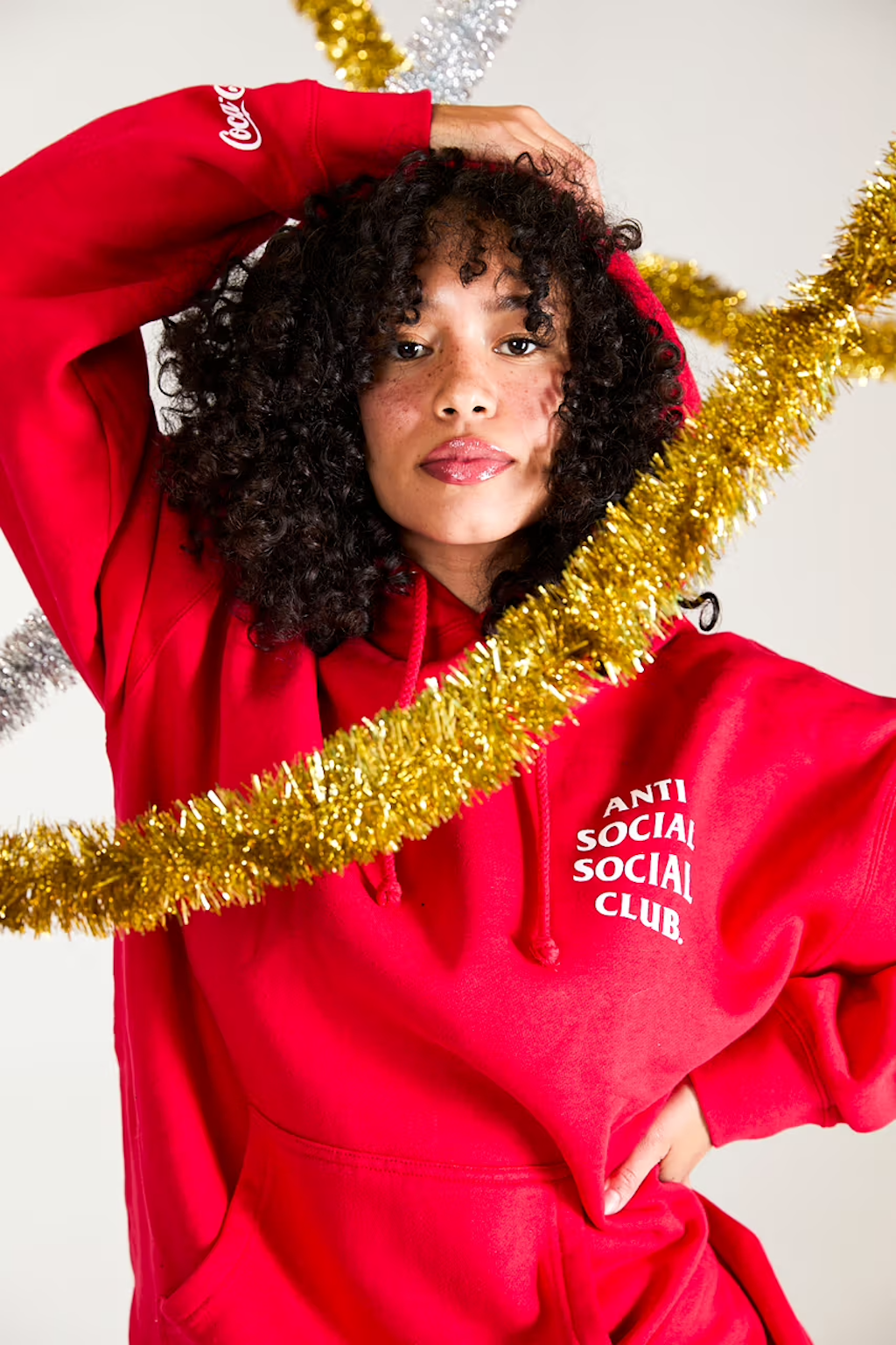 la ultima coleccion capsula de anti social social club y coca cola es una celebracion de la navidad 25gramos 1