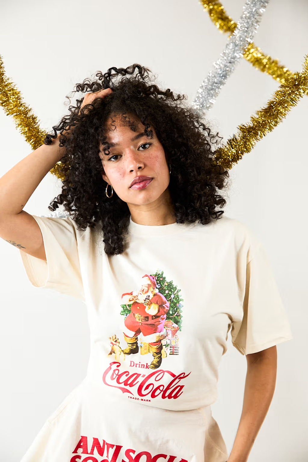 la ultima coleccion capsula de anti social social club y coca cola es una celebracion de la navidad 25gramos 4