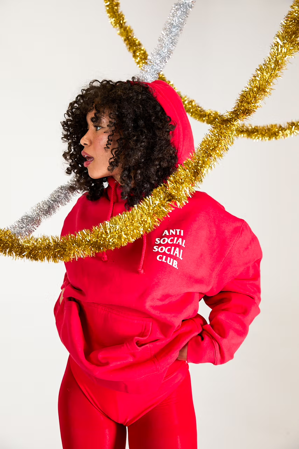 la ultima coleccion capsula de anti social social club y coca cola es una celebracion de la navidad 25gramos 7
