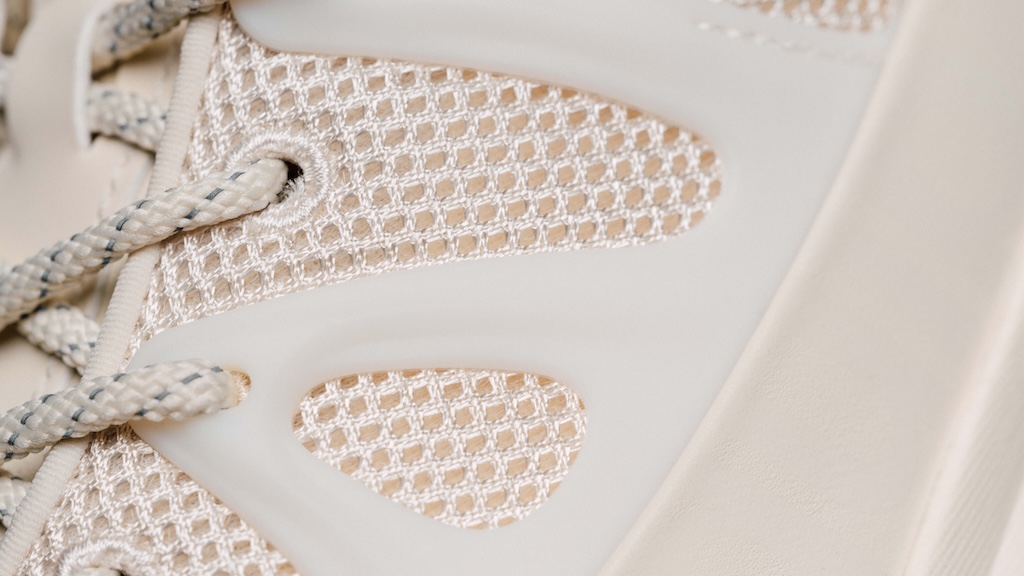 moncler y salehe bembury retoman su colaboracion con las nuevas trailgrip amoeba 25gramos 5