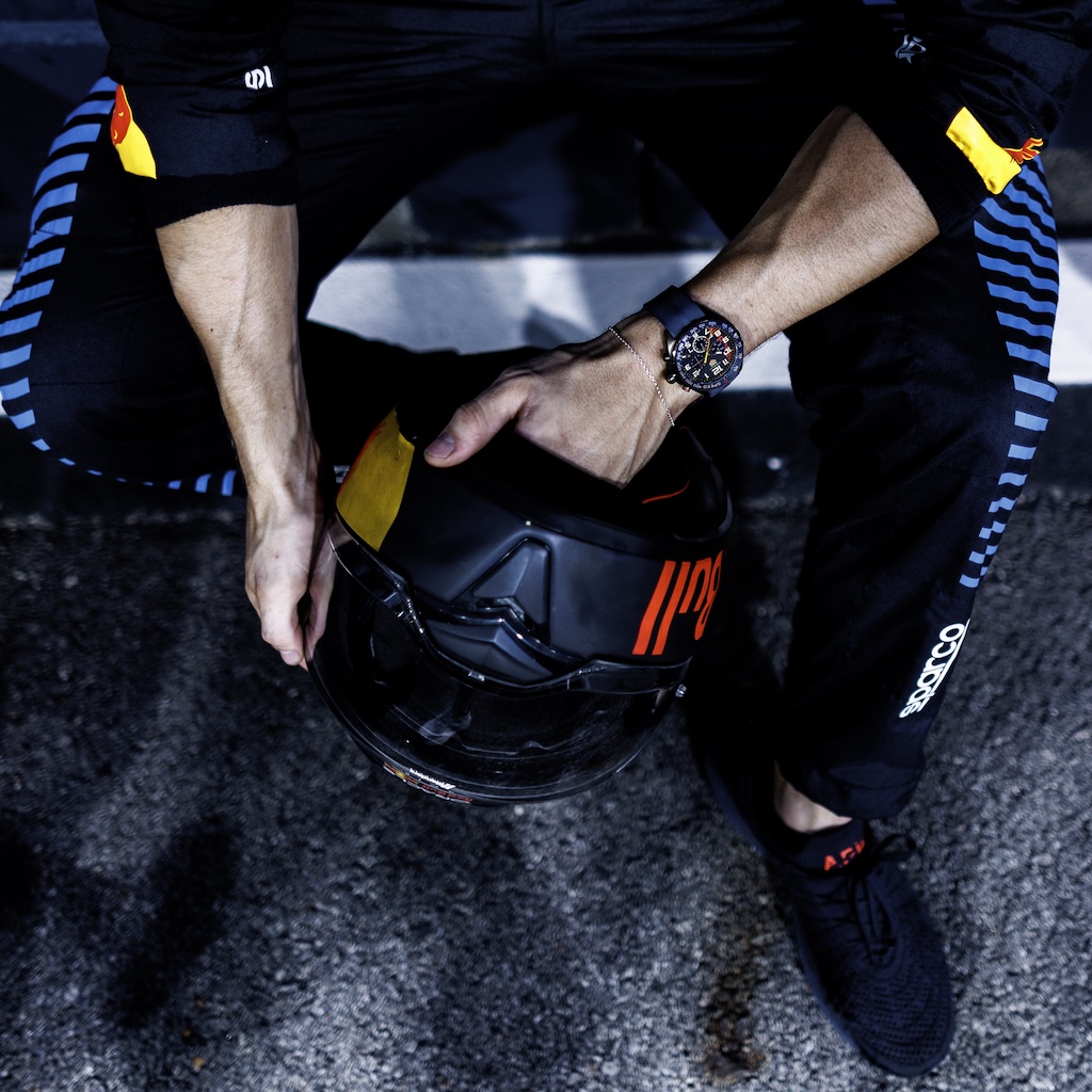 tag heuer celebra 20 anos de oracle red bull racing con un nuevo cronografo de edicion limitada 25gramos 3