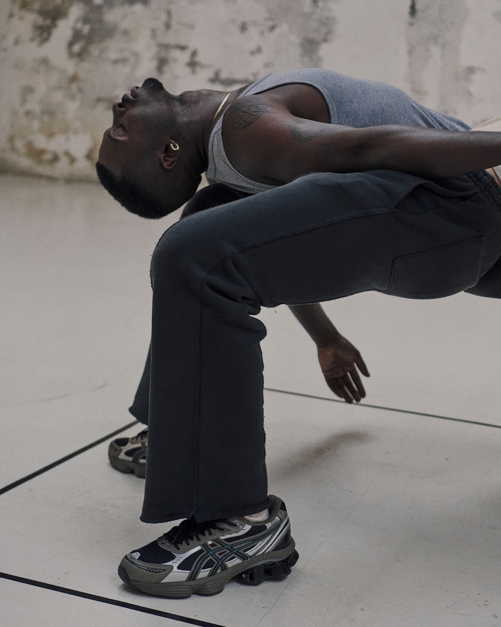 footdistrict lanza las nuevas asics gel kinetic fluent inspiradas en la interaccion entre el cuerpo y el espacio 25gramos 3