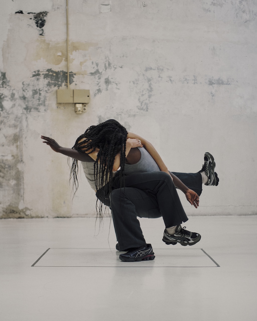 footdistrict lanza las nuevas asics gel kinetic fluent inspiradas en la interaccion entre el cuerpo y el espacio 25gramos 6