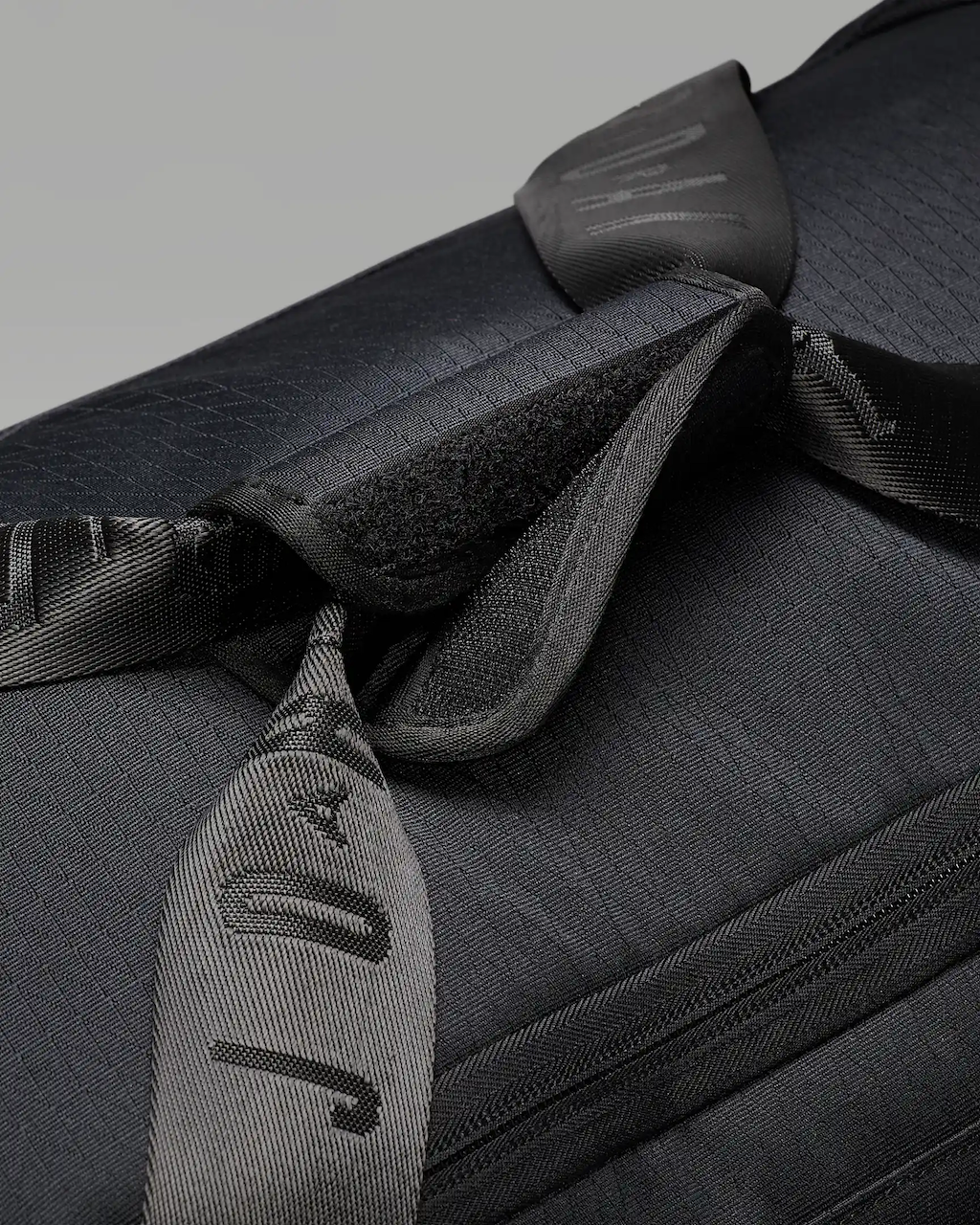jordan ha lanzado una bolsa disenada especialmente para fans de las sneakers 25gramos 5