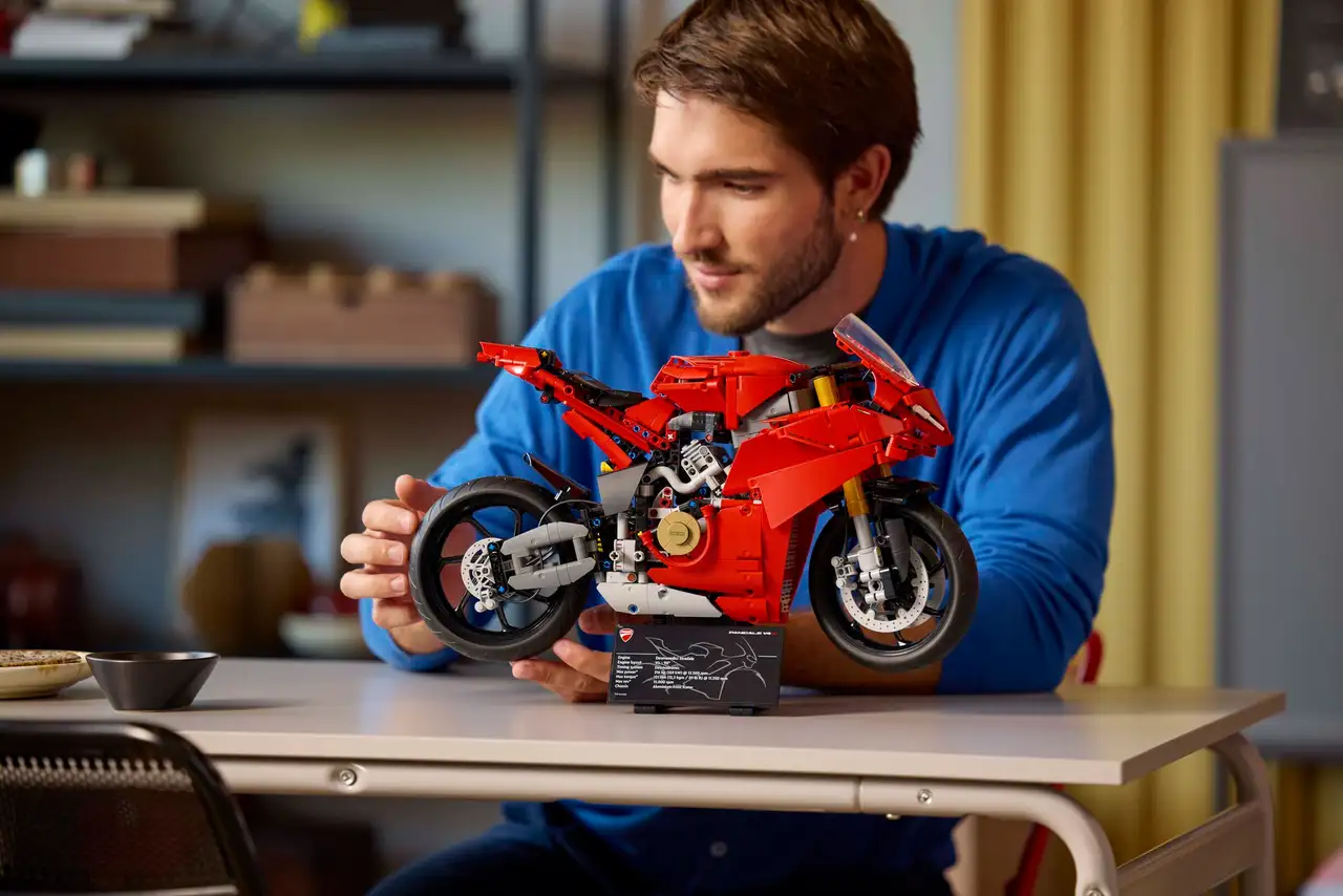 lego technic anade un set de construccion de la ducati panigale v4 s a su catalogo 25gramos 1