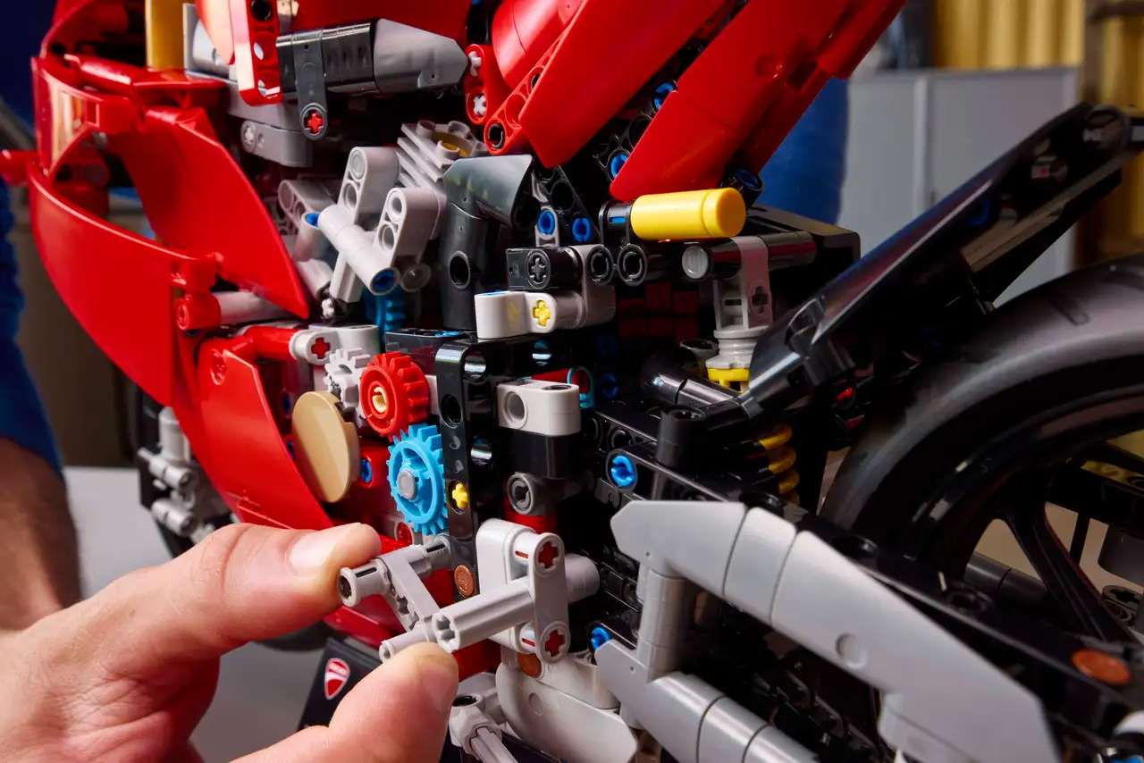 lego technic anade un set de construccion de la ducati panigale v4 s a su catalogo 25gramos 2