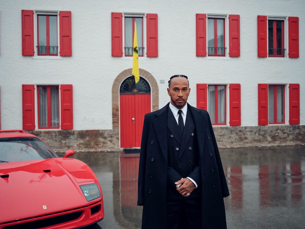 lewis hamilton inicia su andadura en ferrari posando con un f40 en maranello 25gramos 1