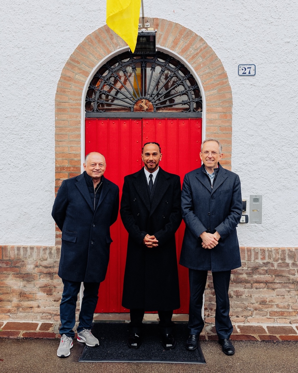 lewis hamilton inicia su andadura en ferrari posando con un f40 en maranello 25gramos 2