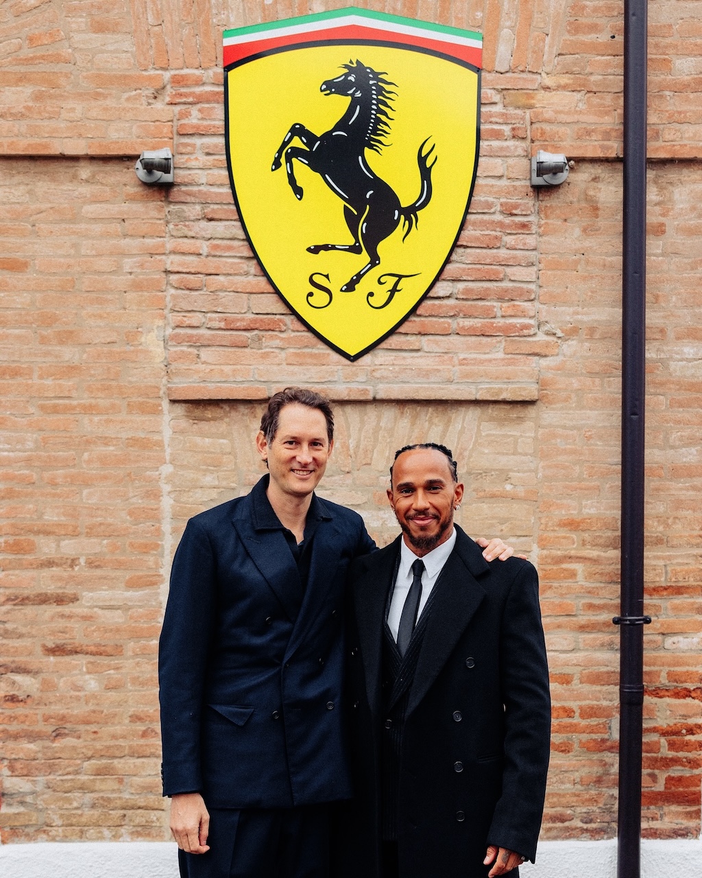 lewis hamilton inicia su andadura en ferrari posando con un f40 en maranello 25gramos 3