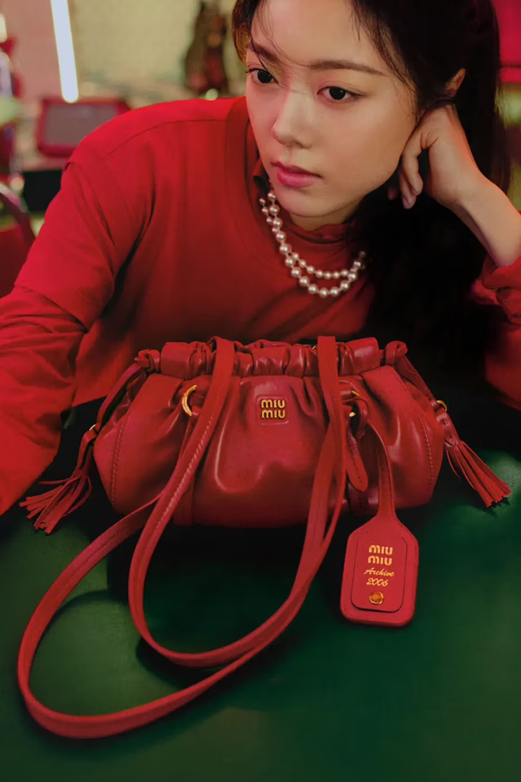 liu haocun y zhao jinmai protagonizan la nueva campana de miu miu para el ano nuevo lunar 25gramos 2