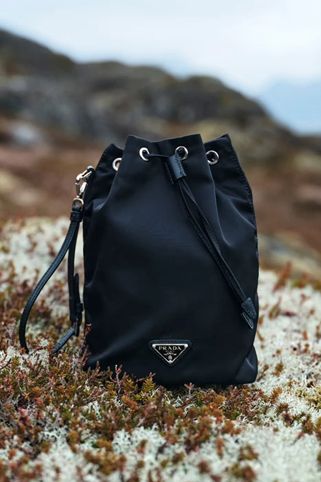 prada sigue explorando las posibilidades del lujo sostenible con su nueva coleccion re nylon 2025 25gramos 6