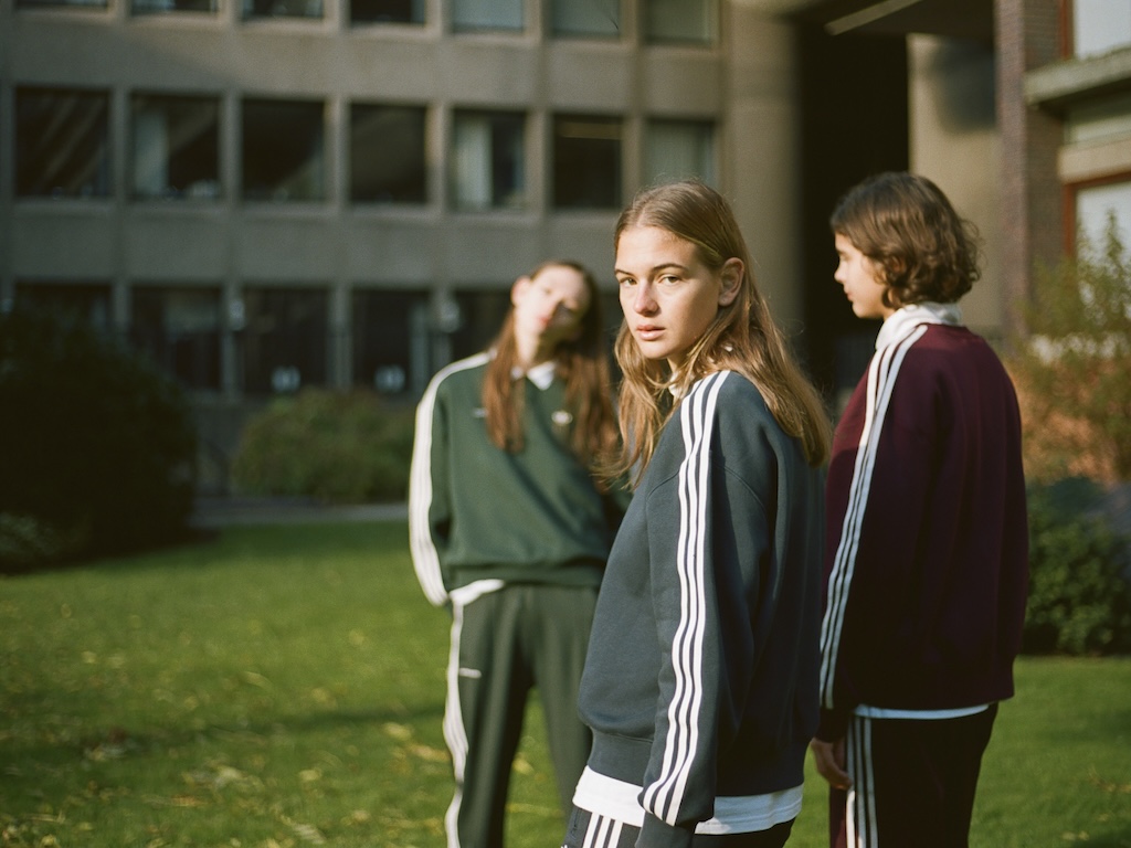 adidas originals y sporty rich interpretan el imaginario universitario americano en su nueva colaboracion 25gramos 2