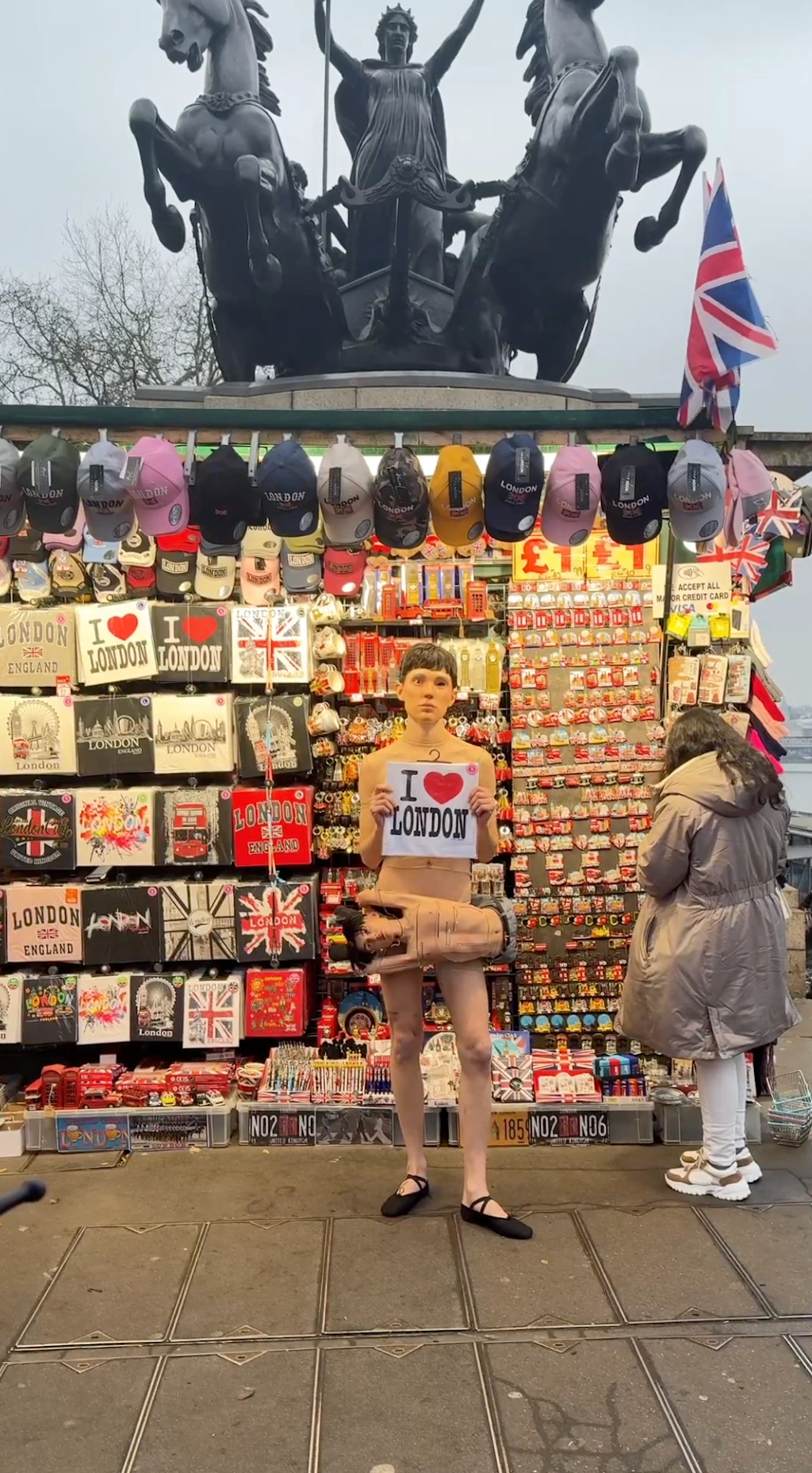 flip custic captura en video su ultima performance en las calles de londres 25gramos 5
