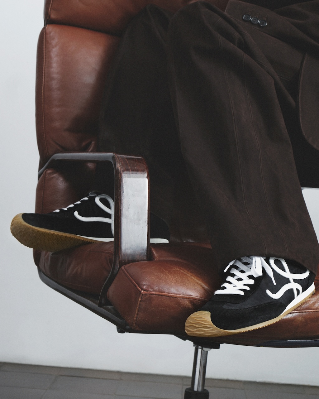 loewe introduce las nuevas ballet runner 2 0 a su catalogo de zapatillas 25gramos 1
