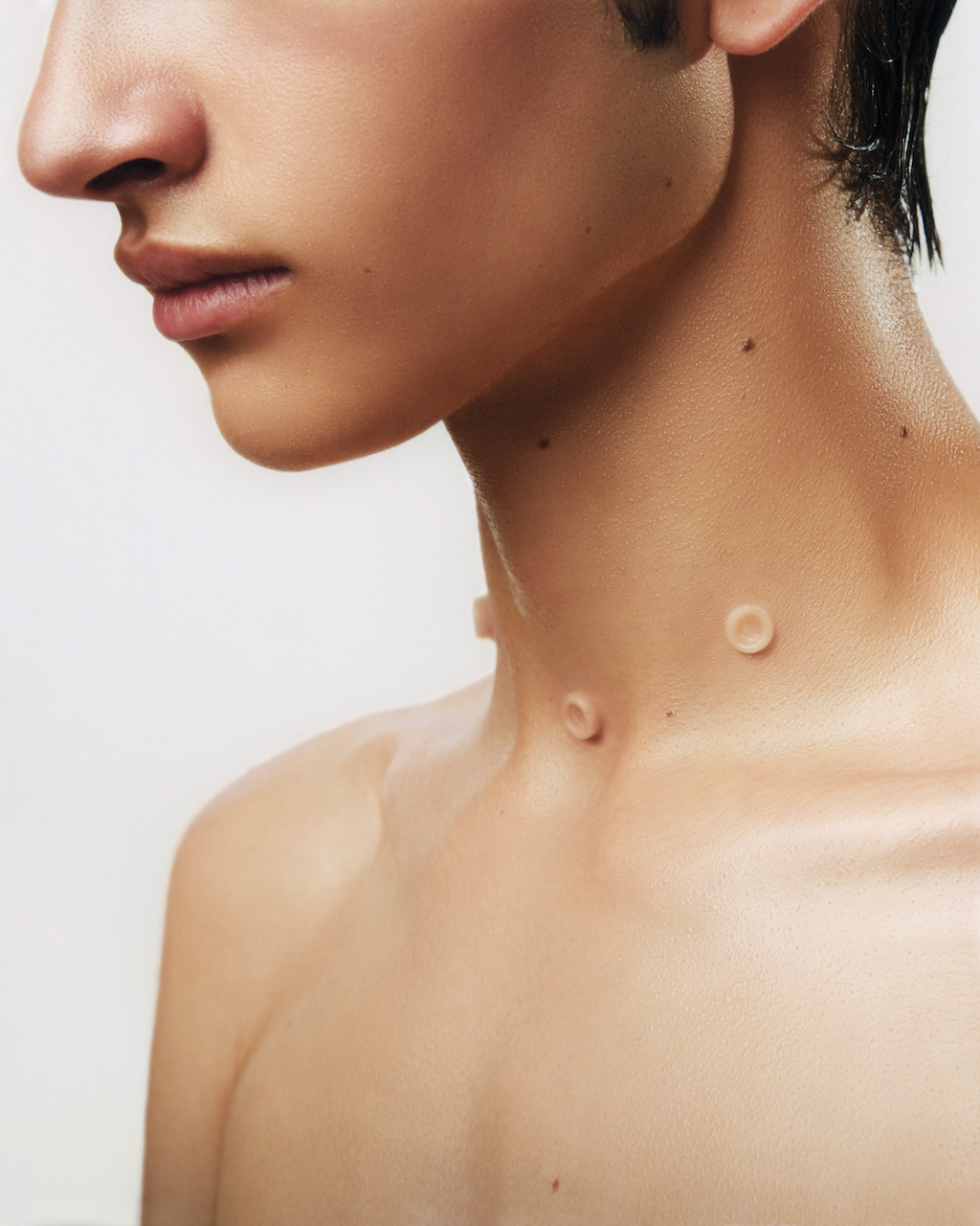 patio studio invita a la conversacion sobre la modificacion corporal con su proyecto snap implants 25gramos 1