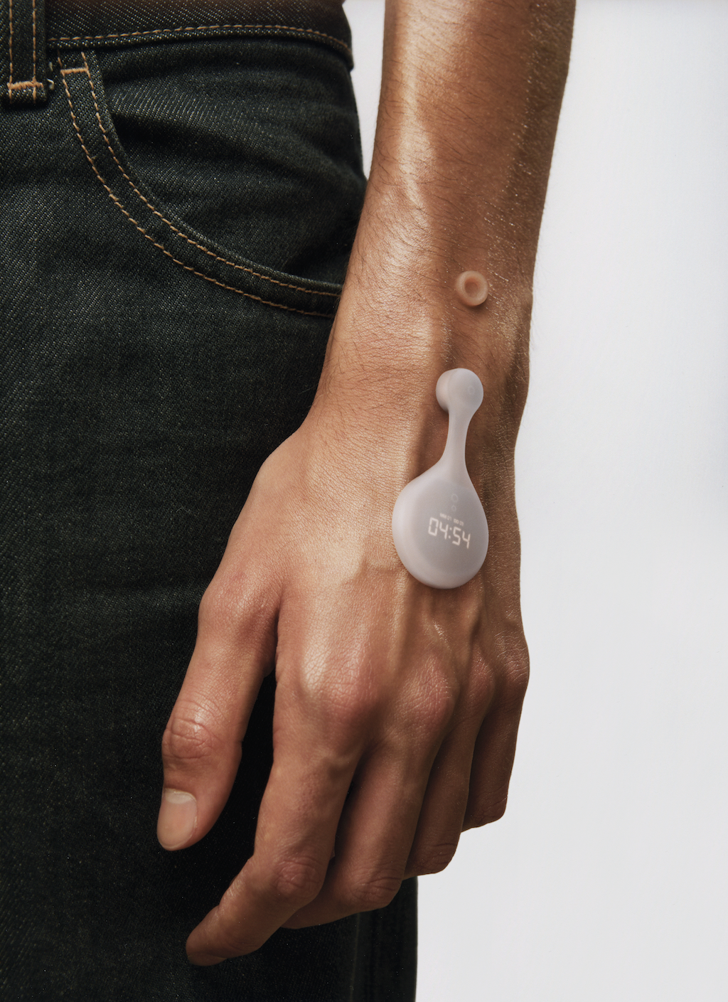 patio studio invita a la conversacion sobre la modificacion corporal con su proyecto snap implants 25gramos 7