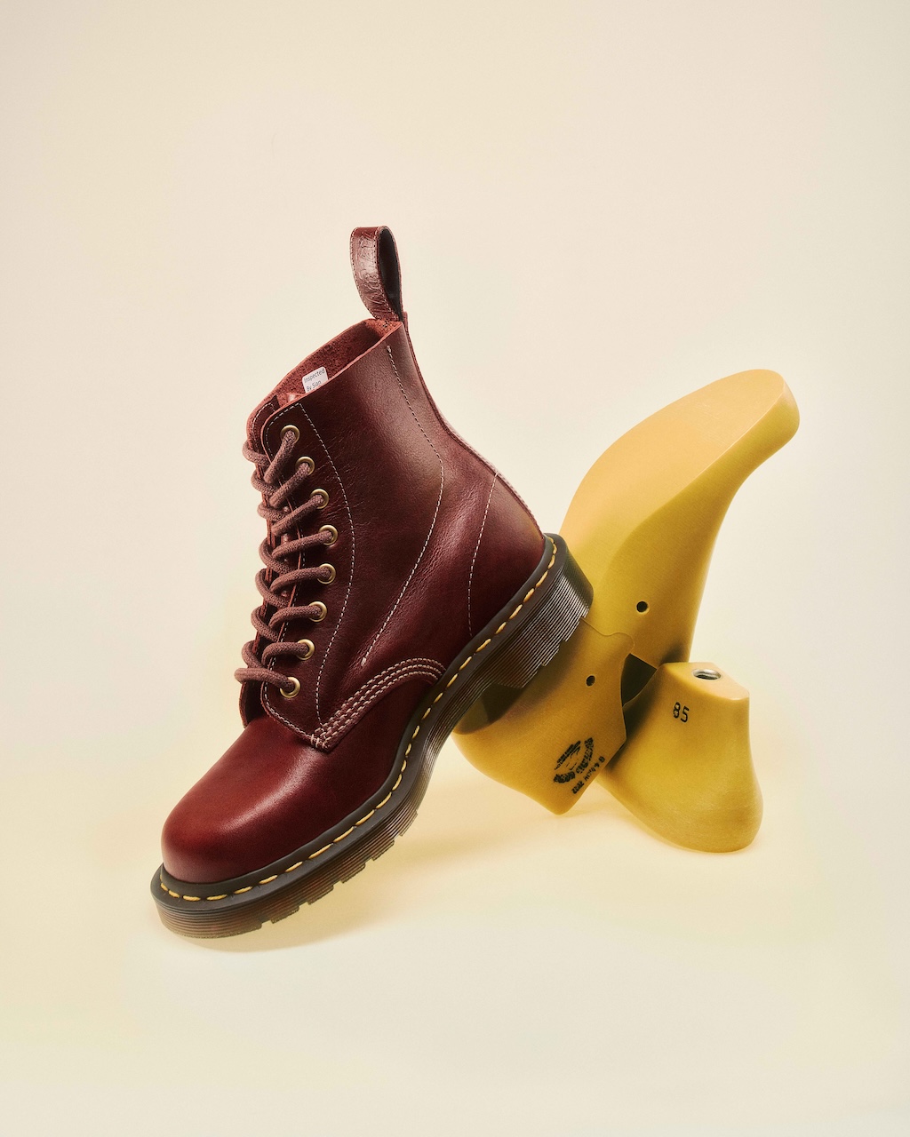 dr martens cumple 65 anos lanzando la edicion mas exclusiva de sus botas insignia 25gramos 4
