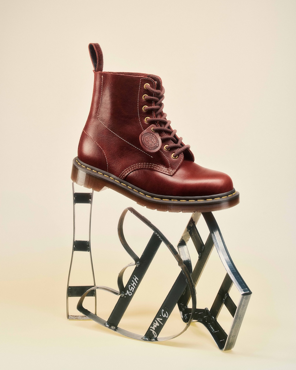 dr martens cumple 65 anos lanzando la edicion mas exclusiva de sus botas insignia 25gramos 5