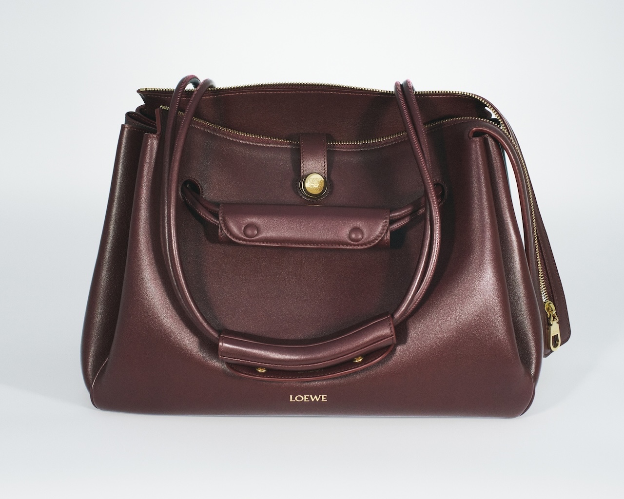 loewe rinde homenaje a sus origenes con su nuevo bolso madrid 25gramos 1 1