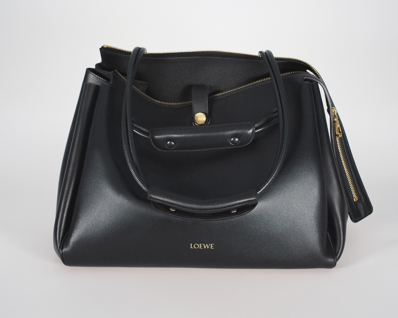 loewe rinde homenaje a sus origenes con su nuevo bolso madrid 25gramos 2 1