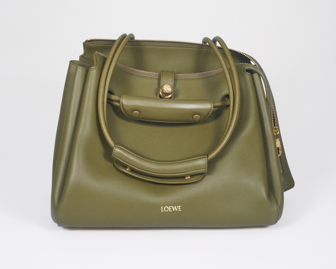 loewe rinde homenaje a sus origenes con su nuevo bolso madrid 25gramos 3 1
