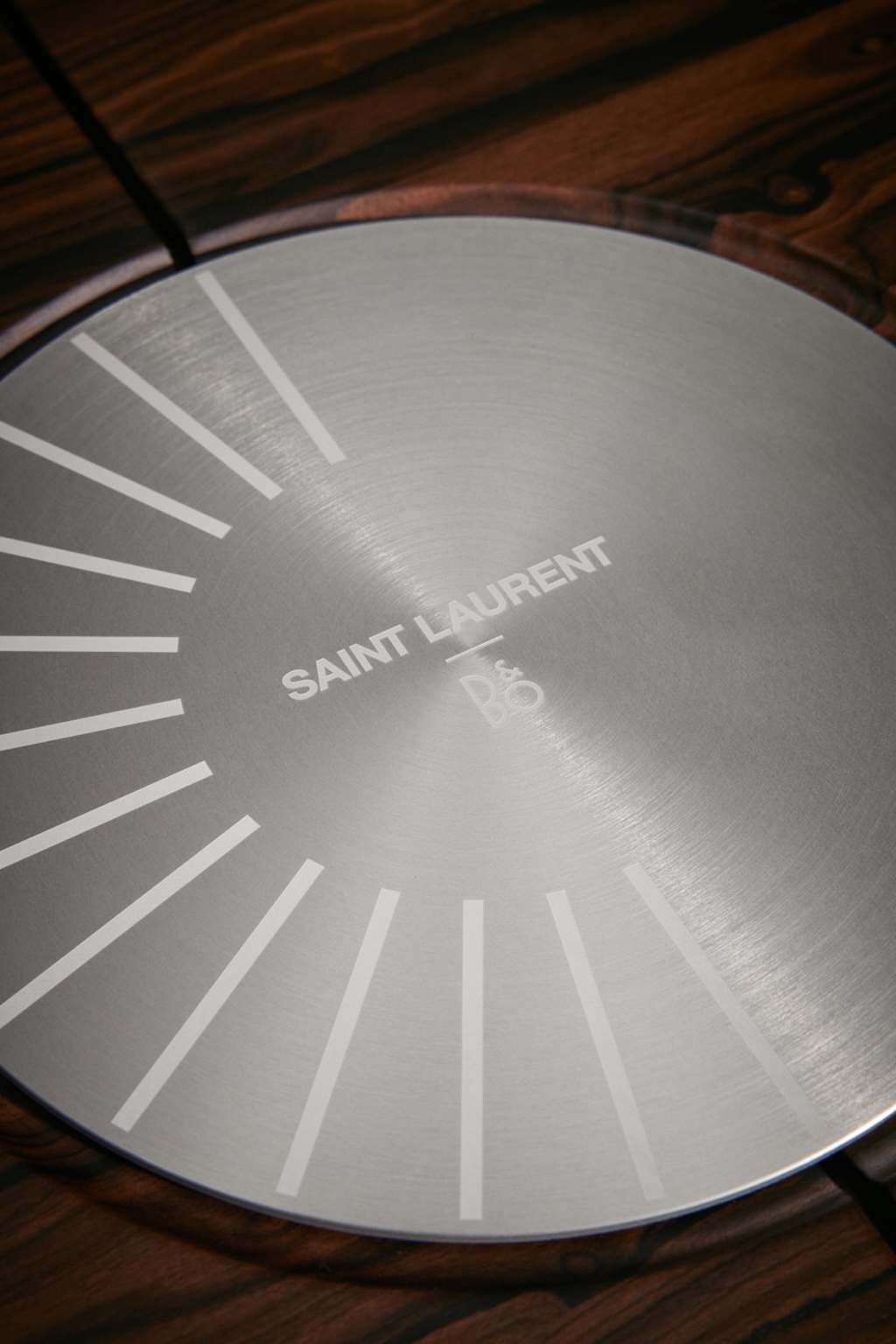 saint laurent y bang olufsen continuan explorando el lujo sonoro en una nueva coleccion 25gramos 2