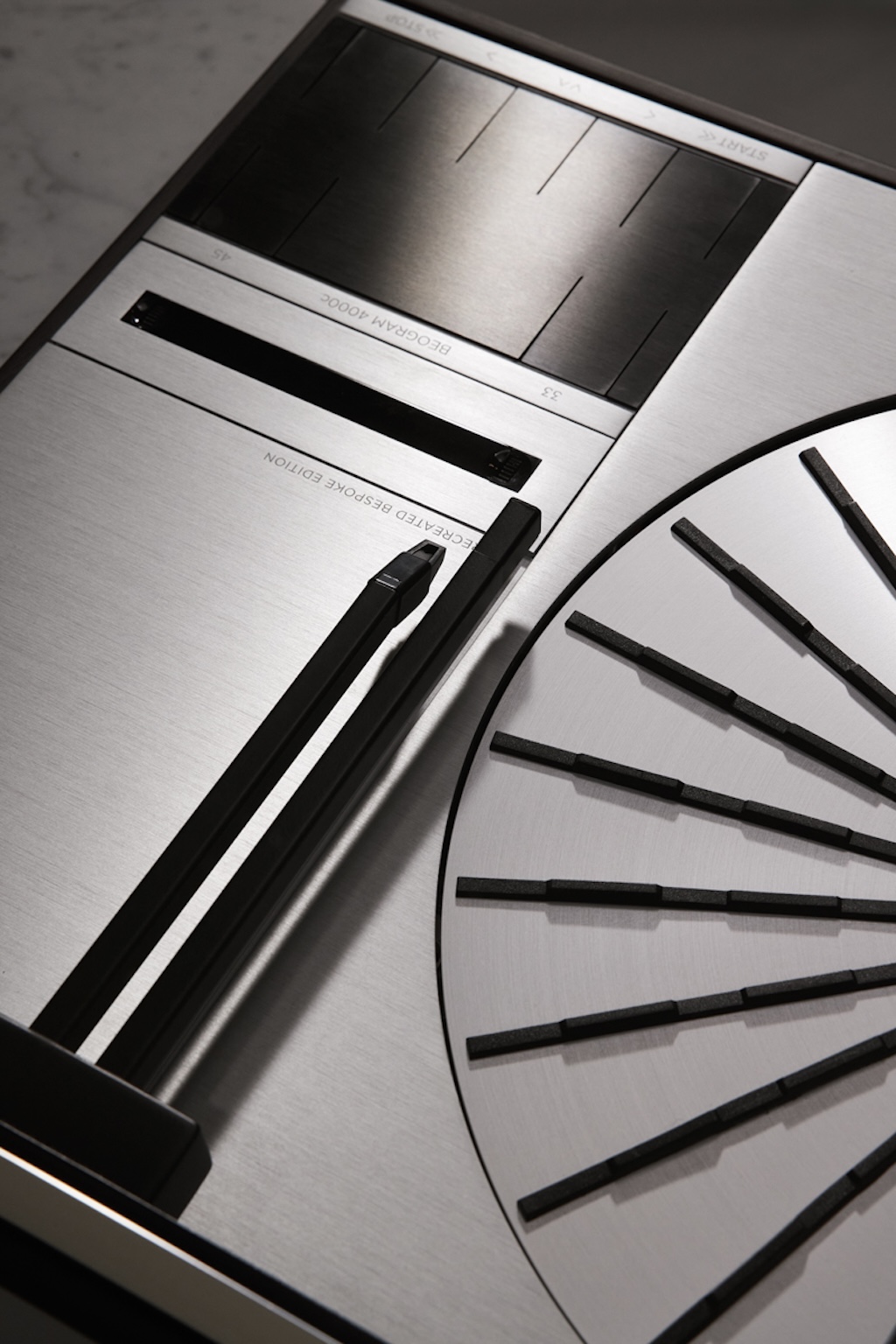saint laurent y bang olufsen continuan explorando el lujo sonoro en una nueva coleccion 25gramos 3