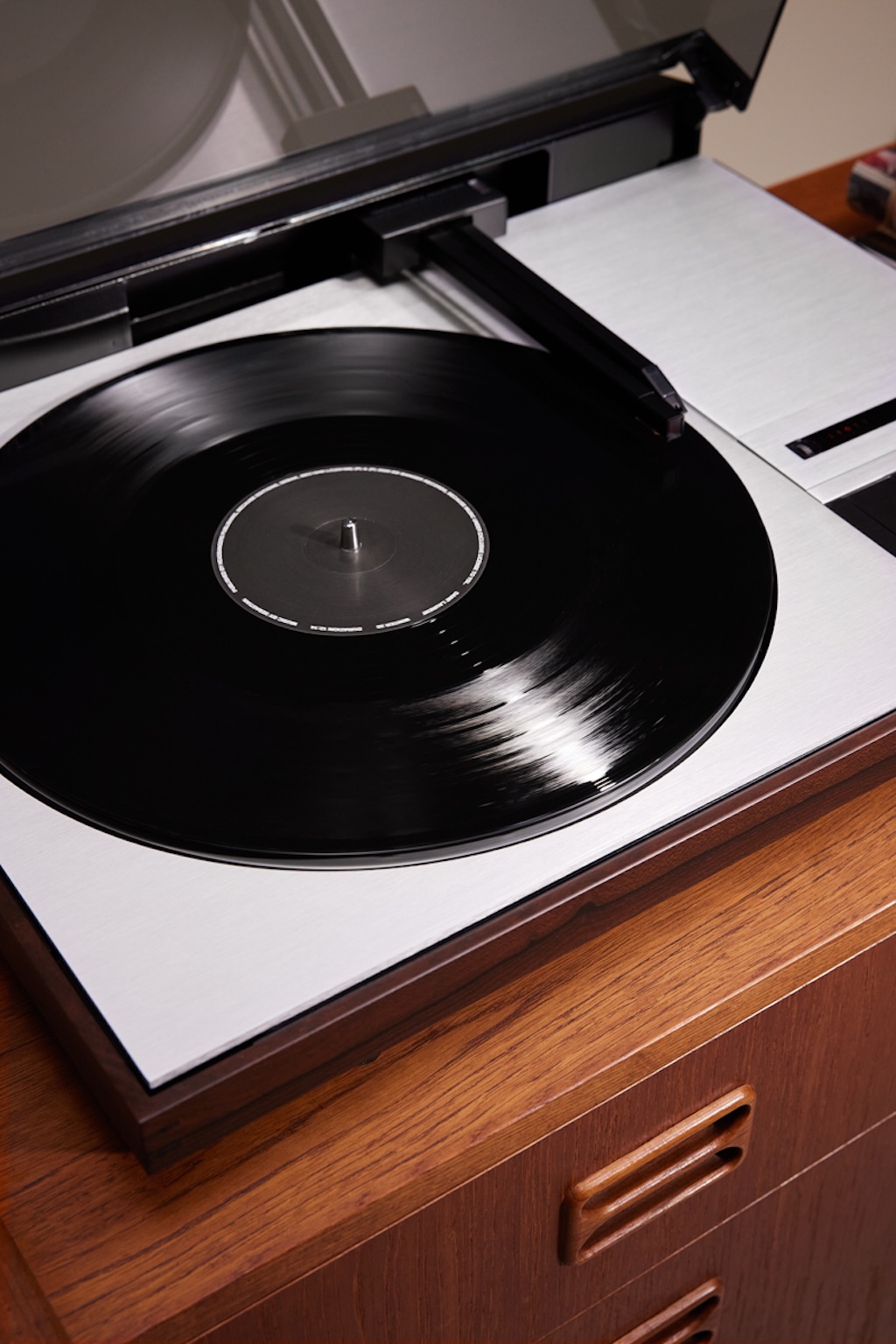 saint laurent y bang olufsen continuan explorando el lujo sonoro en una nueva coleccion 25gramos 4
