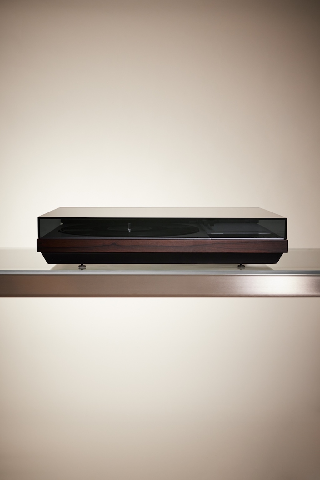 saint laurent y bang olufsen continuan explorando el lujo sonoro en una nueva coleccion 25gramos 5
