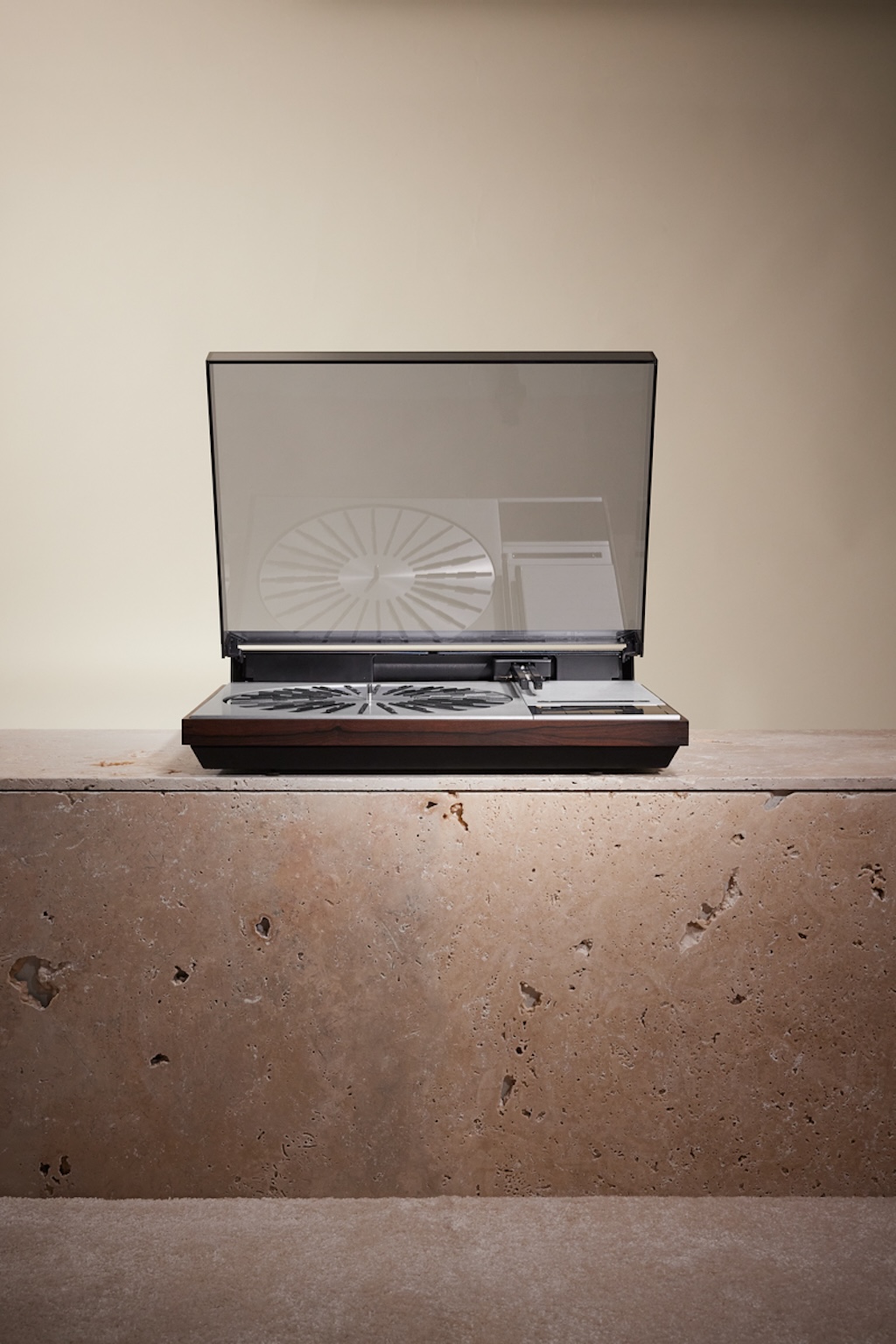 saint laurent y bang olufsen continuan explorando el lujo sonoro en una nueva coleccion 25gramos 6