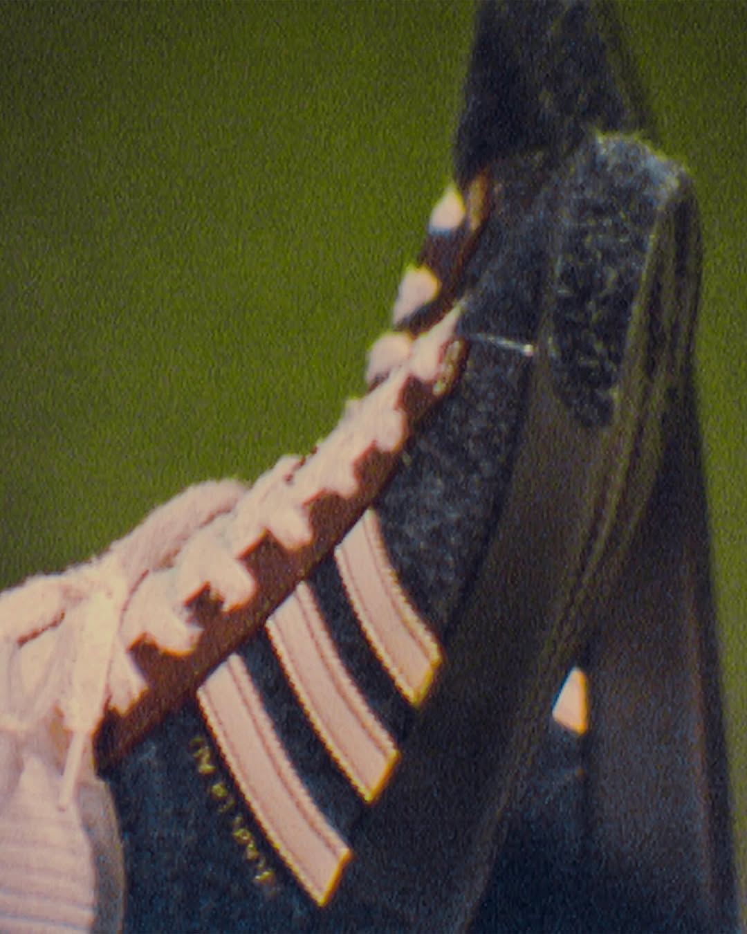 adidas originals y brain dead vuelven a la carga para ss25 con una nueva coleccion capsula inspirada en el tenis 25gramos 1