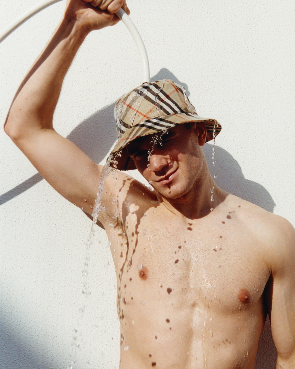 burberry anticipa el verano con su nueva coleccion capsula high summer 2025 25gramos 5