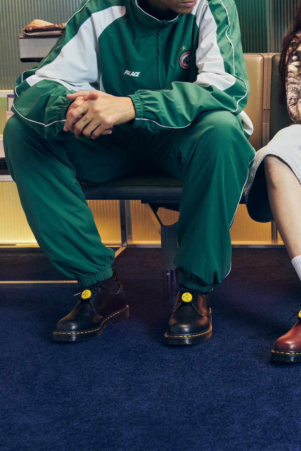conexion britanica en la ultima colaboracion entre palace y dr martens 25gramos 1
