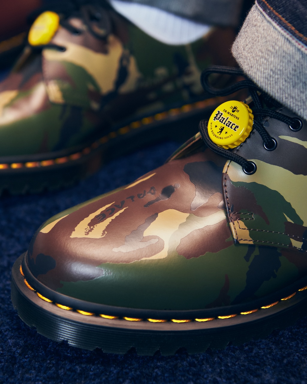 conexion britanica en la ultima colaboracion entre palace y dr martens 25gramos 6