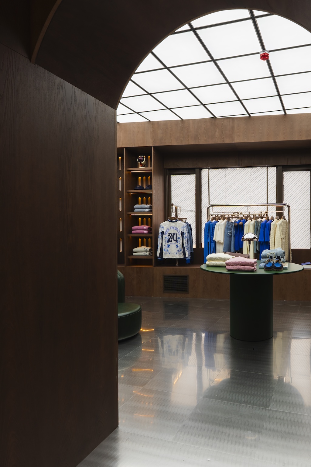 el universo de stanley kubrick inspira la nueva tienda de nude project en amsterdam 25gramos 1