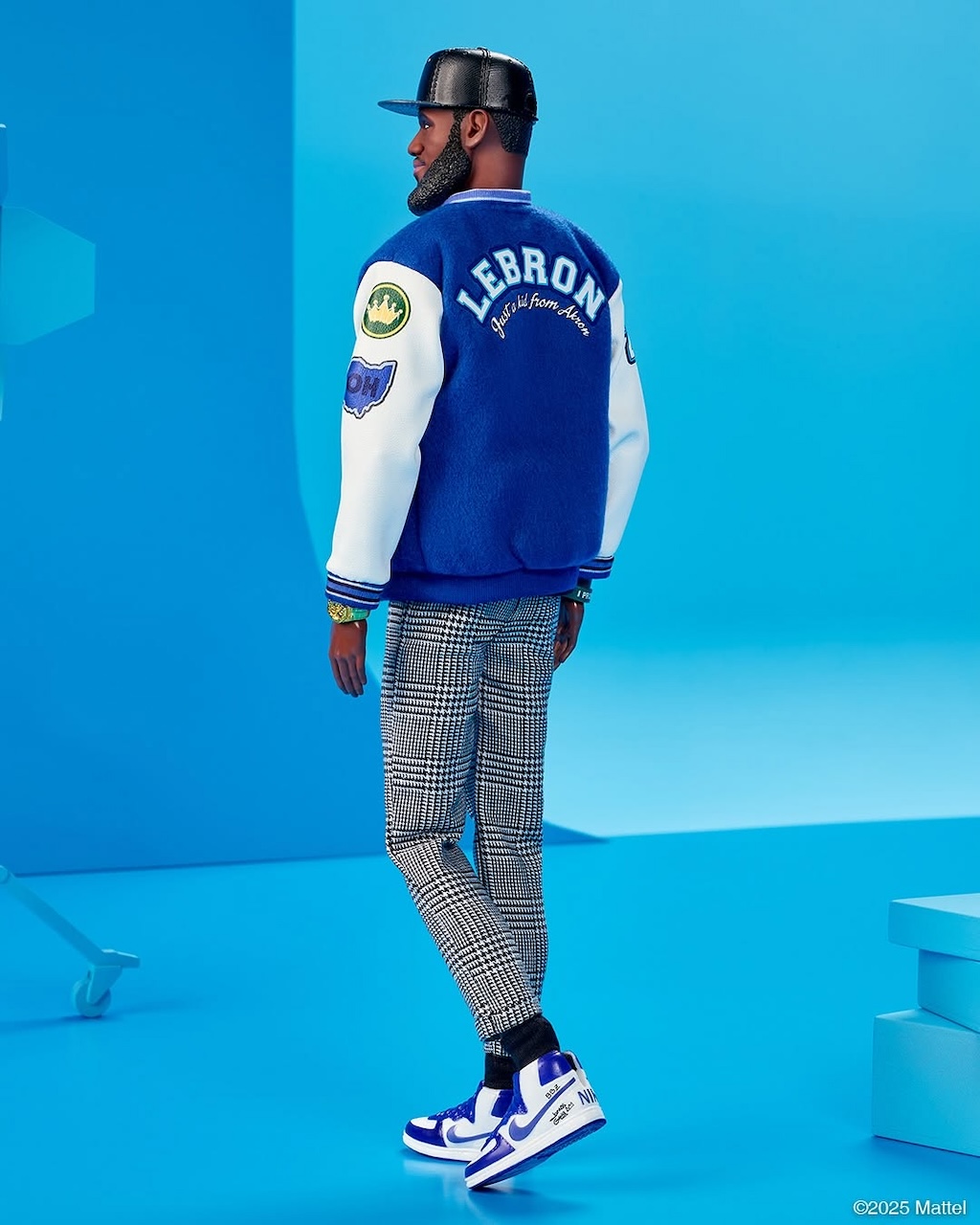 lebron james se convierte en el primer atleta masculino en tener una figura barbie 25gramos 6