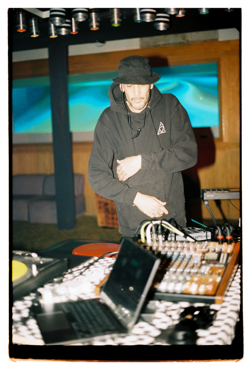 mucho muchacho y felipe pantone presentan la experiencia audiovisual creamatico 25gramos 1