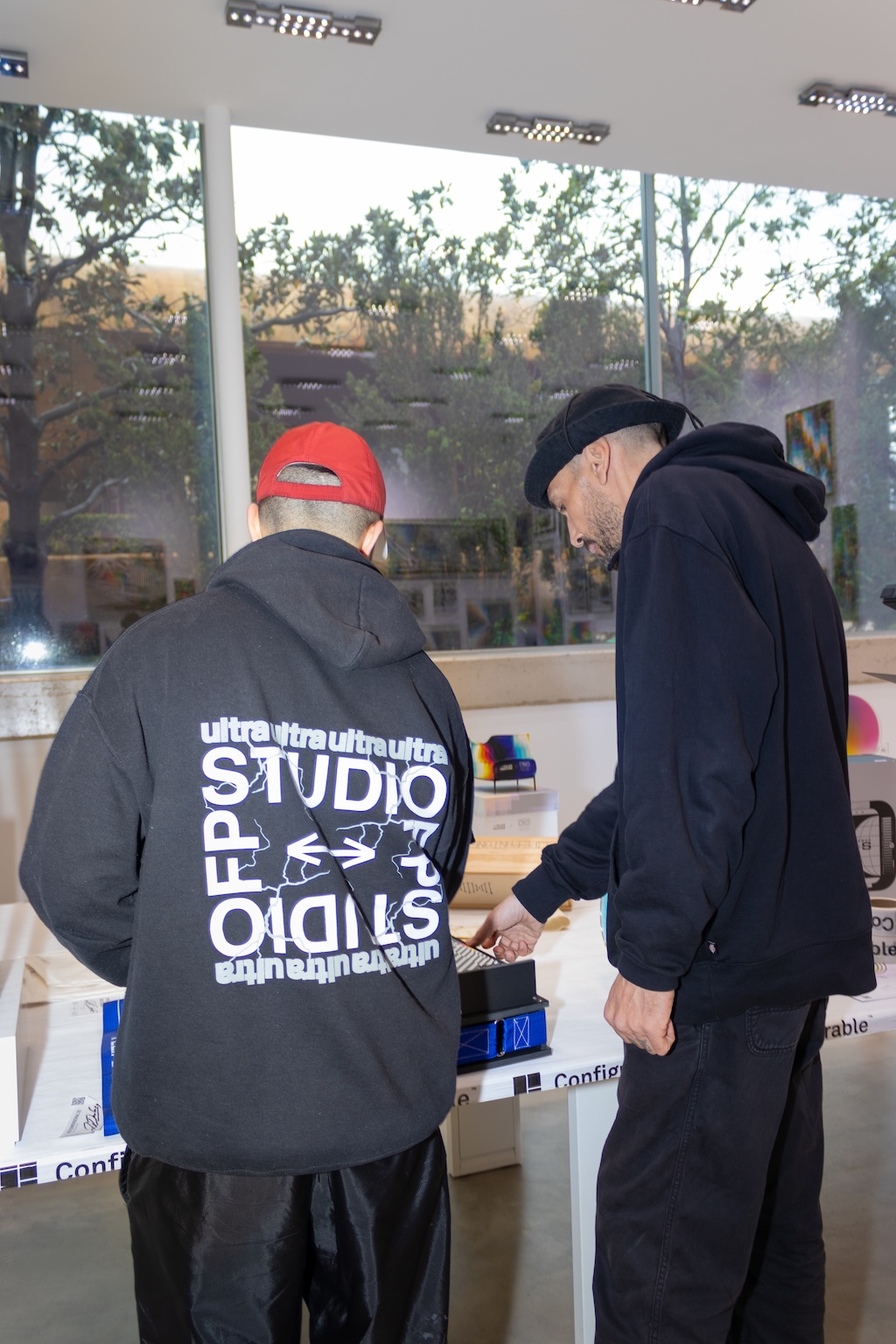 mucho muchacho y felipe pantone presentan la experiencia audiovisual creamatico 25gramos 5