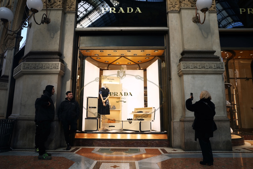nace un nuevo gigante italiano prada anuncia la adquisicion de versace por 1 250 millones de euros 25gramos 1