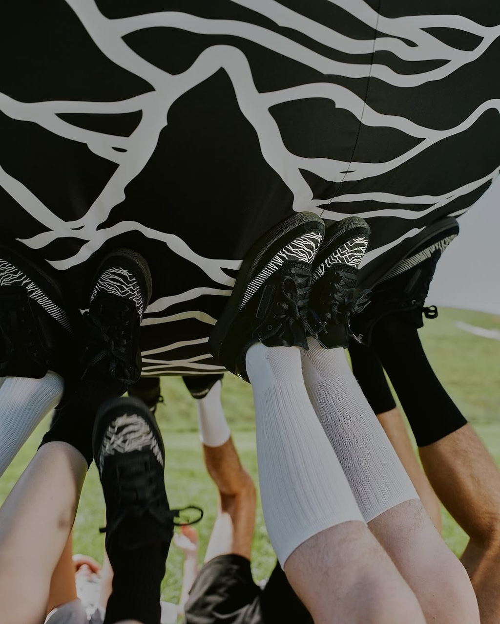 pleasures y reebok rinden tributo a joy division en su nueva colaboracion 25gramos 11