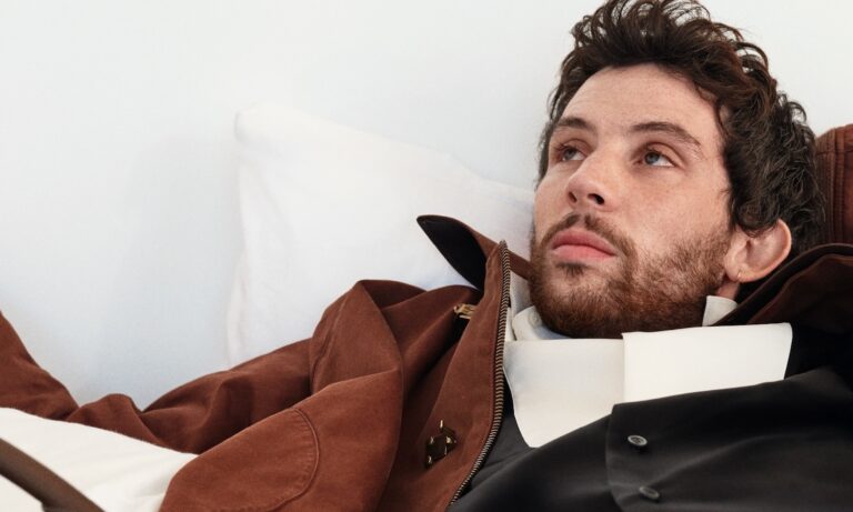 gray sorrenti dispara la campana de la nueva precoleccion otono invierno 2025 de loewe 25gramos 6 1