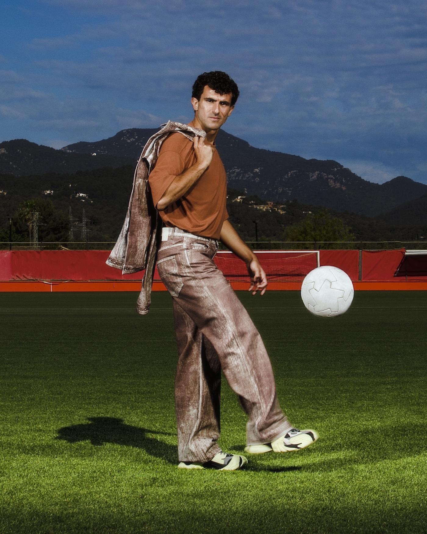 la moda se cruza con el futbol en la ultima campana de camperlab 25gramos 1