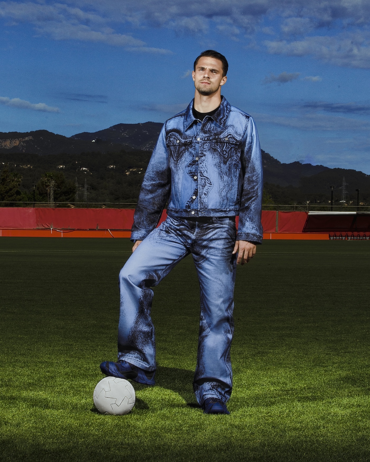 la moda se cruza con el futbol en la ultima campana de camperlab 25gramos 2