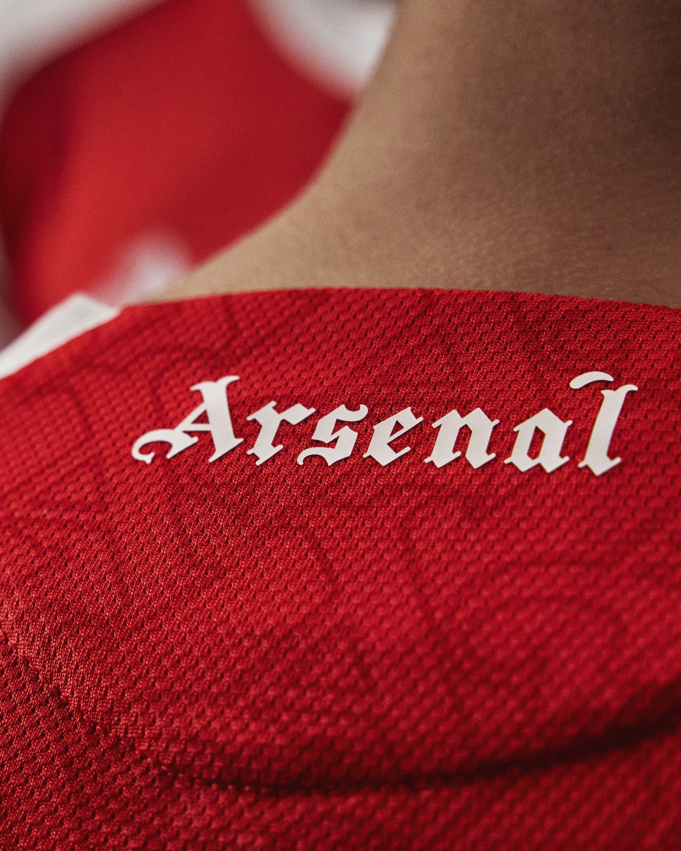 la nueva equipacion del arsenal es la reinterpretacion contemporanea de un simbolo clasico 25gramos 10