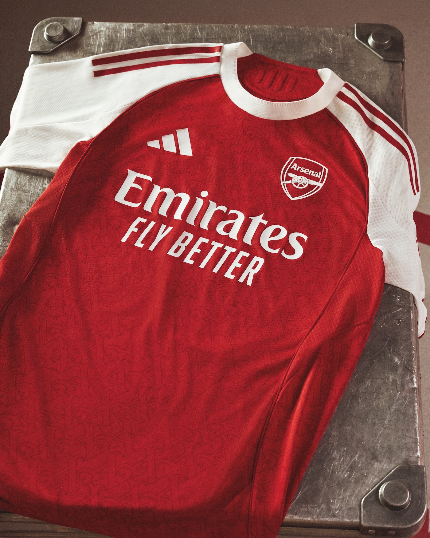 la nueva equipacion del arsenal es la reinterpretacion contemporanea de un simbolo clasico 25gramos 11