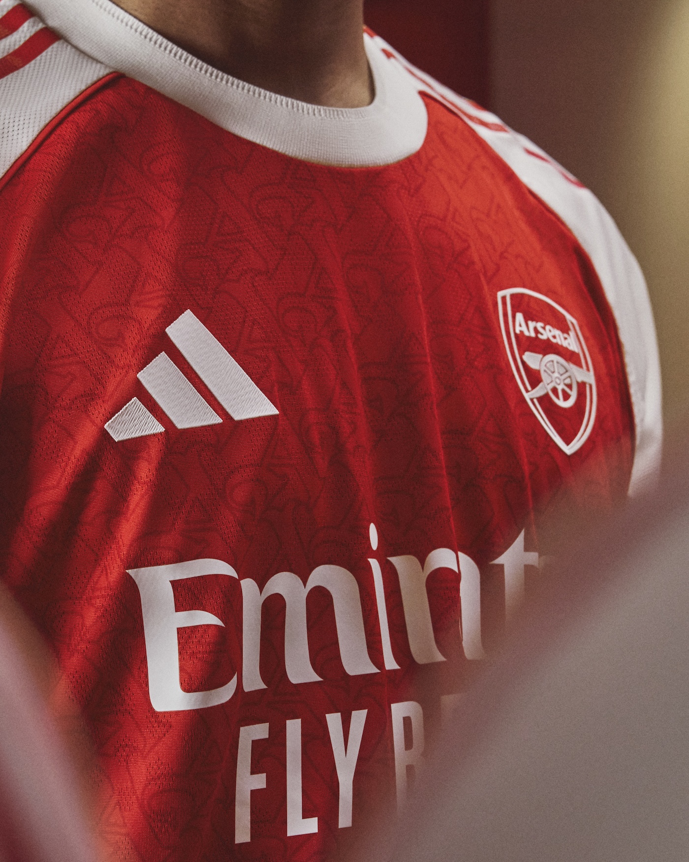 la nueva equipacion del arsenal es la reinterpretacion contemporanea de un simbolo clasico 25gramos 9