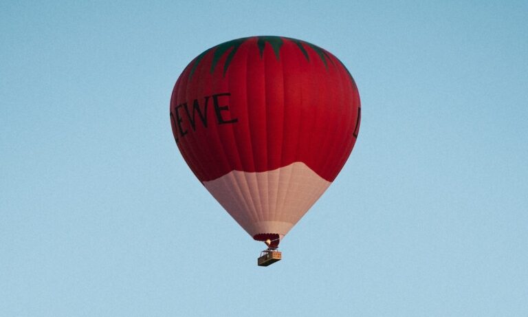 loewe eleva su universo creativo con un globo aerostatico en forma de tomate sobre capodocia 25gramos 4 1